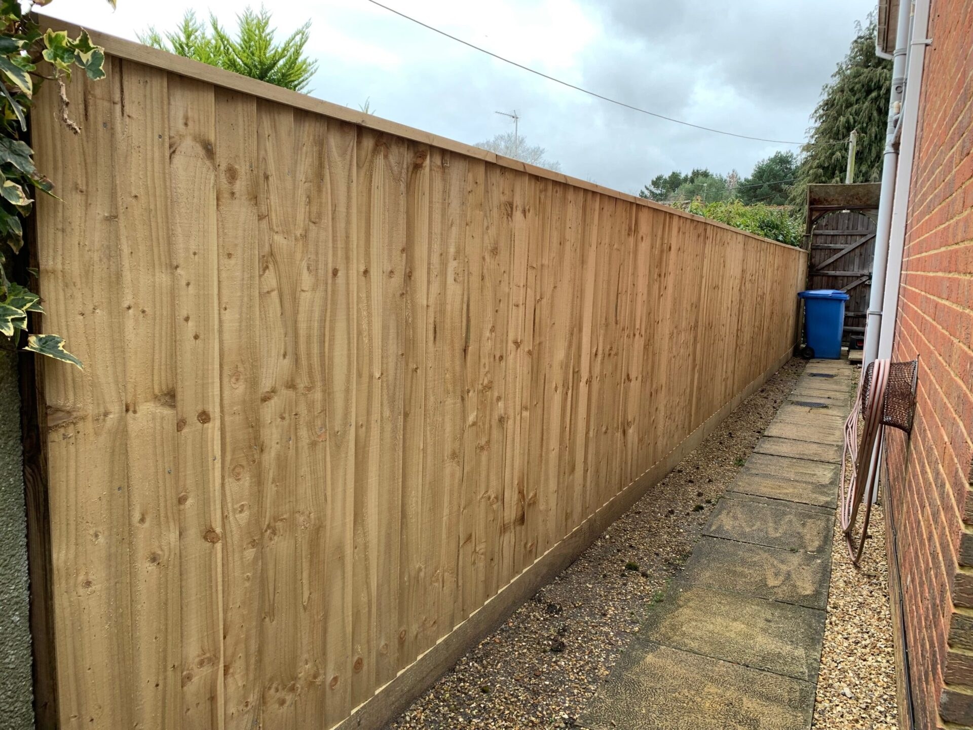 Side passage fence